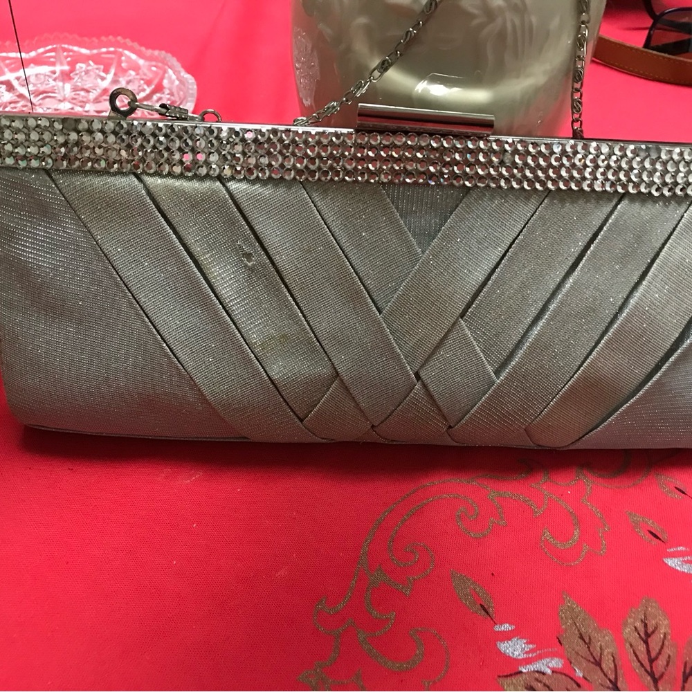Beautiful dressy silver bag, great for  weddings, Special occasions!